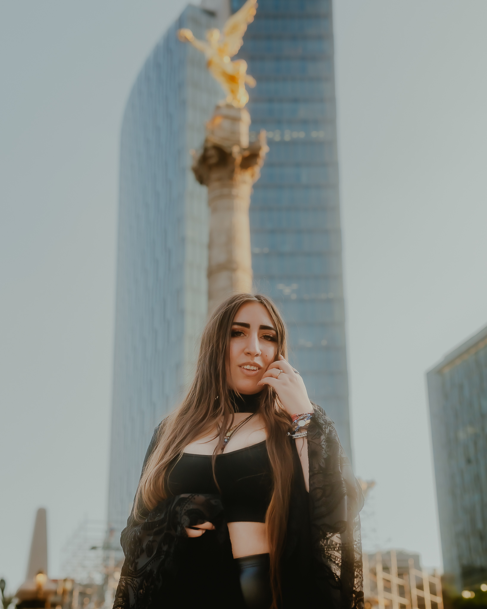 Image of Argelia Mann in front of the Ángel de la Independencia